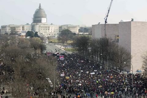 Πορεία χιλιάδων στην Ουάσιγκτον για τους φόνους μαύρων από αστυνομικά πυρά