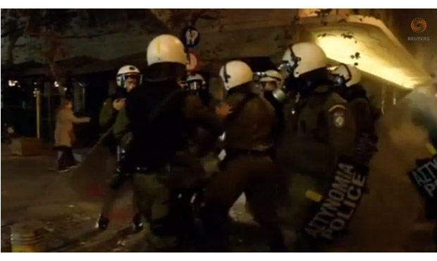 Βίντεο του Reuters: Ξύλο σε άνδρα με χειροπέδες από ΜΑΤά