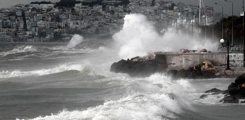 Στη δίνη των ανέμων η χώρα