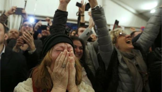 Πανηγυρισμοί στο εκλογικό κέντρο του ΣΥΡΙΖΑ στην Κλαυθμώνος