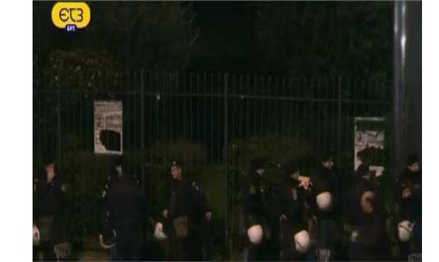 Αστυνομικές δυνάμεις προληπτικά έξω από το ραδιομέγαρο της ΝΕΡΙΤ