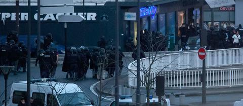 Σχεδόν ταυτόχρονα -γύρω στις 6.00 το απόγευμα ώρα Ελλάδας - η γαλλική αστυνομία πραγματοποίησε επεμβάσεις στο τυπογραφείο, στην πόλη Νταμαρτέν, όπου είχαν ταμπουρωθεί για έξι ώρες περίπου τα δύο αδέλφια Κουασί, κρατώντας όμηρο μια γυναίκα και στο εβραϊκό σούπερμάρκετ, σε προάστιο στο ανατολικό Παρίσι, όπου κρατούσε ομήρους τουλάχιστον έξι πολίτες ένας φερόμενος ως συνεργός τους.