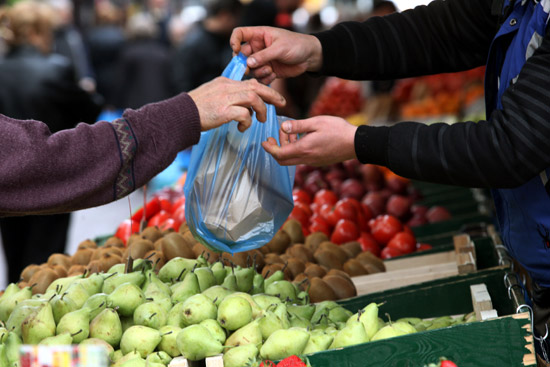 Για την ανανέωση των αδειών των επαγγελματιών πωλητών Λαϊκών Αγορών