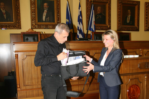 Ο Γ. Μώραλης παρέλαβε εκατό kit φαρμακείου για όλα τα δημοτικά σχολεία του Πειραιά