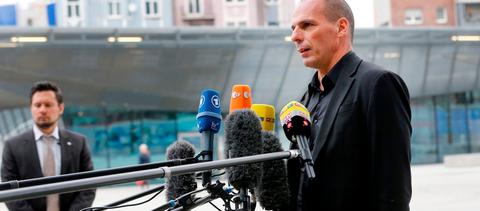 Βαρουφάκης: Δεν θα φύγουμε από την ευρωζώνη