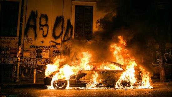 Σοβαρά επεισόδια από αντιεξουσιαστές στο κέντρο της Αθήνας
