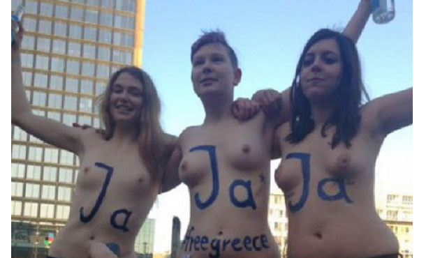 Ακτιβίστριες ήπιαν ούζο και χόρεψαν συρτάκι γυμνόστηθες έξω από τη γερμανική Βουλή