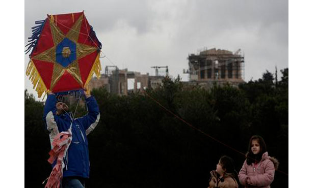Πλήθος κόσμου στο λόφο Φιλοπάππου για τα Κούλουμα