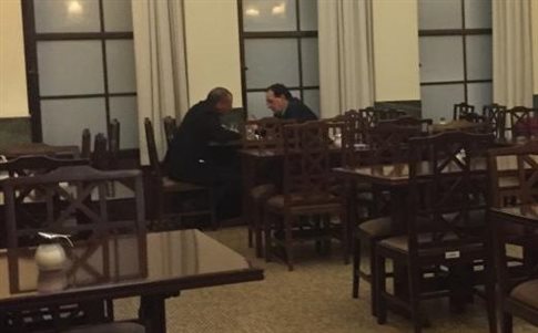 Συνάντηση Βαρουφάκη - Λαφαζάνη στο καφενείο της Βουλής