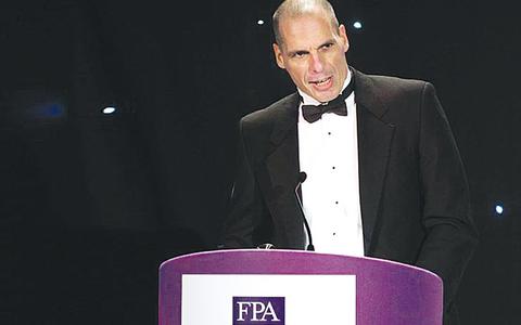Βαρουφάκης με... παπιγιόν