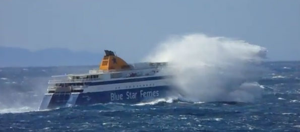 Τα κύματα «κατάπιαν» το Blue Star Paros στο στενό Μυκόνου-Τήνου! (βίντεο)