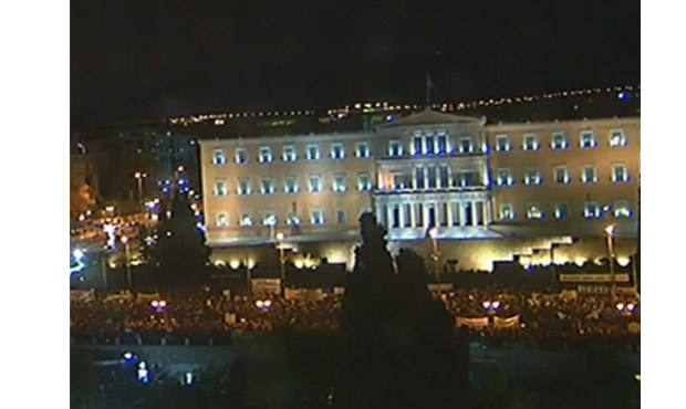 Τις 30 χιλιάδες άγγιξαν οι διαδηλωτές στη μεγαλειώδη κινητοποίηση του Συντάγματος