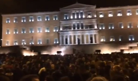Συγκέντρωση πάνω από δέκα χιλιάδων στο Σύνταγμα (βίντεο)