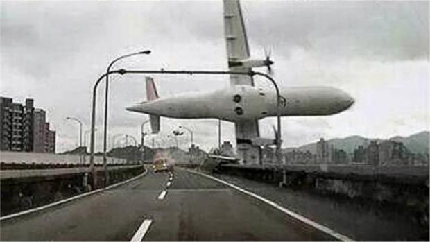 Επιβατικό αεροσκάφος της TransAsia κατέπεσε σε ποτάμι στην Ταϊβάν