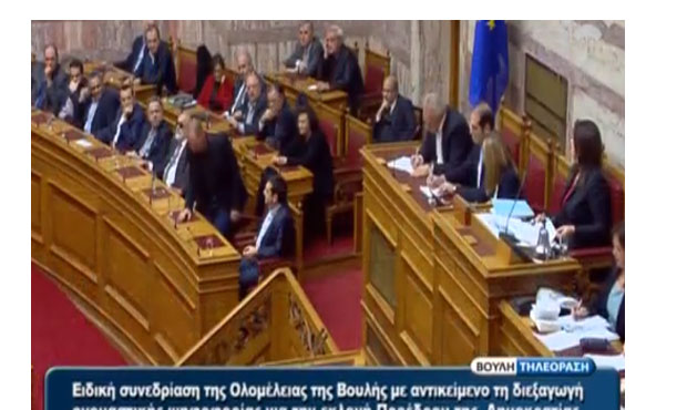 Ο Τσίπρας σκούντηξε τον Βαρουφάκη!