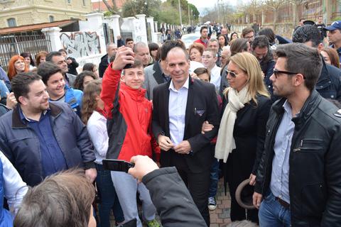 Πανικός για μια φωτογραφία με τον Γ. Βαρουφάκη
