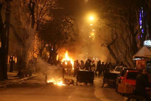 Φωτιές σε ΙΧ και κάδους από αντιεξουσιαστές στο κέντρο της Αθήνας
