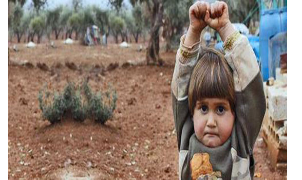 Η φωτο που συγκλόνισε: Το oρφανό από τη Συρία που «παραδίνεται»
