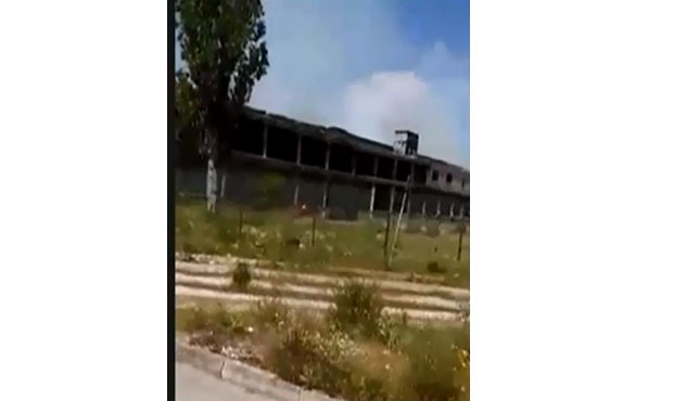 Ένας νεκρός από πυρκαγιά που ξέσπασε σε παλιό εργοστάσιο στο Βόλο (βίντεο)