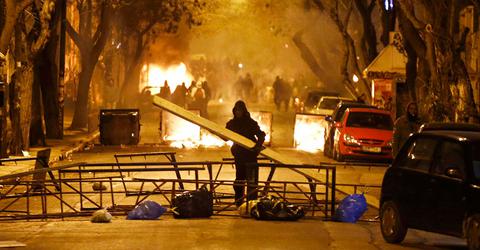 Νέα επεισόδια στα Εξάρχεια - Μολότοφ και φωτιές σε αυτοκίνητα