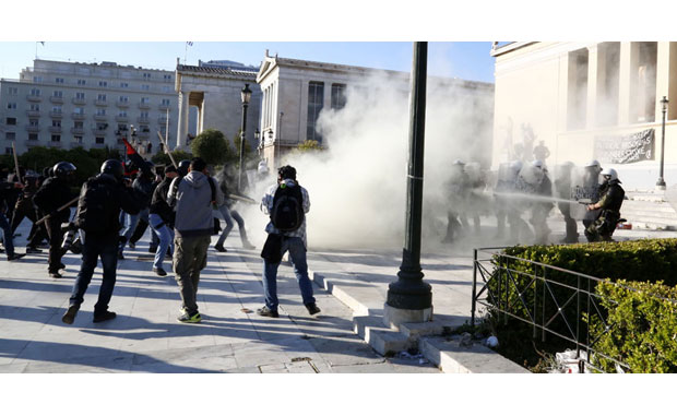 Πεδίο μάχης τα Προπύλαια - Οδομαχίες αντιεξουσιαστών με τα ΜΑΤ