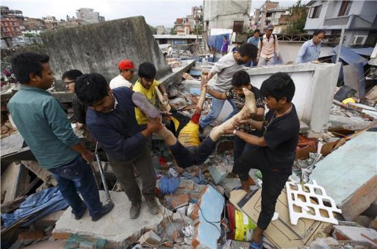 Σφοδρός σεισμός 7,9 Ρίχτερ σάρωσε το Νεπάλ - πάνω απο 450 νεκροί, εκατοντάδες τραυματίες