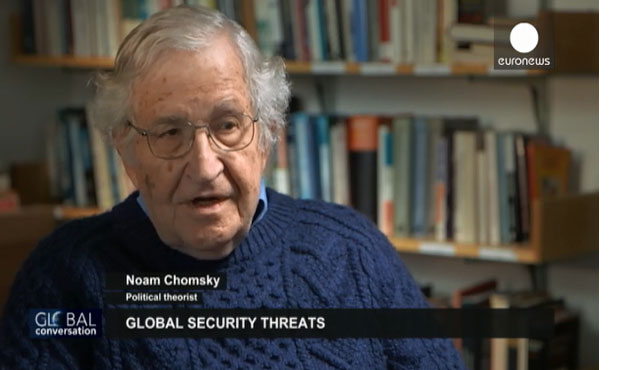 «Να διαγραφεί το ελληνικό χρέος» ζητεί ο Νόαμ Τσόμσκι (βίντεο)
