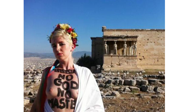 Γυμνόστηθη FEMEN στην Ακρόπολη! (βίντεο)