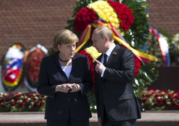 Μέρκελ και Πούτιν κατέθεσαν στεφάνι στη Μόσχα
