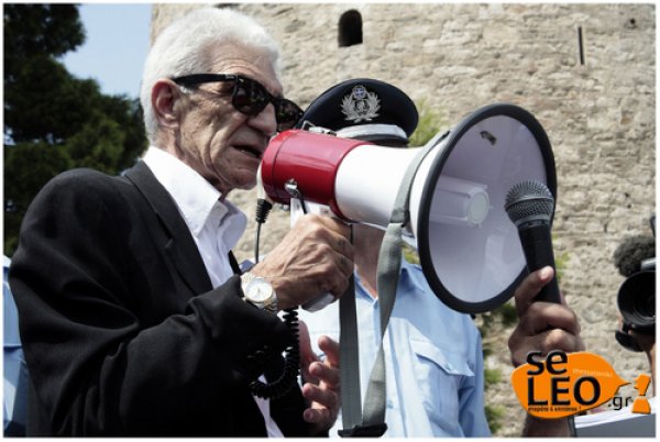 Ο Μπουτάρης πίνει μπύρες με ολόγυμνο ποδηλατοδρόμο!