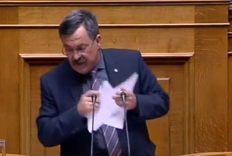 Πρόκληση από τον Χρήστο Παππά - Έσκισε το νομοσχέδιο για την ιθαγένεια