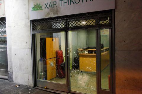 Επίθεση στα γραφεία του ΠΑΣΟΚ με μολότοφ, ρόπαλα και καδρόνια