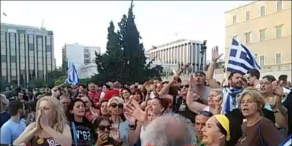 "Πάρτε τα μνημόνια και φύγετε από εδώ", φωνάζουν στο Σύνταγμα