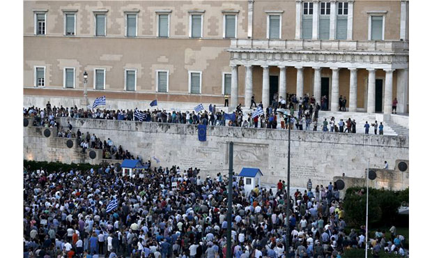 Στο προαύλιο της Βουλής διαδηλωτές με σύνθημα «Μένουμε Ευρώπη»