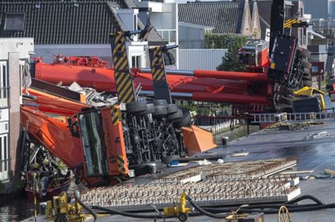 Ολλανδία: Εικόνες τρόμου από την κατάρρευση γερανών πάνω σε κτήρια