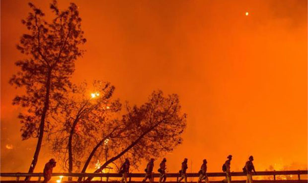 Χιλιάδες πυροσβέστες μάχονται με 21 μεγάλες πυρκαγιές στην Καλιφόρνια