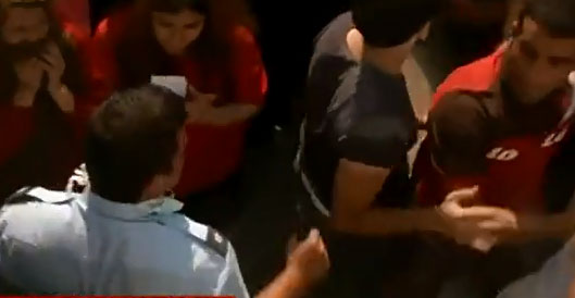 Με πυροσβεστήρες κατά μεταναστών