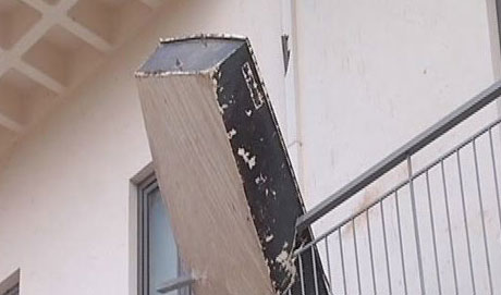 Βάρκα καρφώθηκε στο μπαλκόνι σπιτιού από τον ανεμοστρόβιλο στην Καλαμάτα