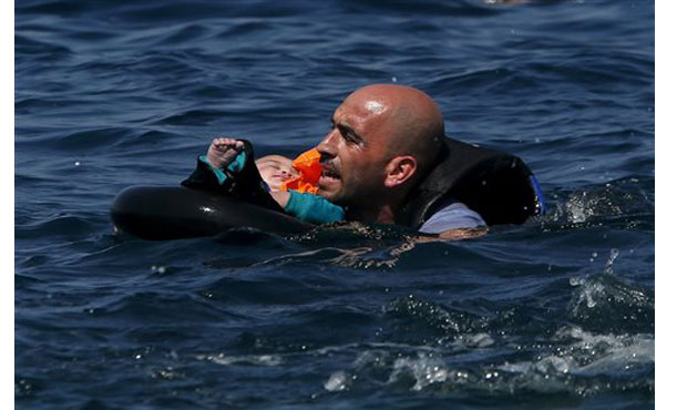 Η συγκλονιστική εικόνα του Reuters από τους πρόσφυγες που φθάνουν στη Λέσβο