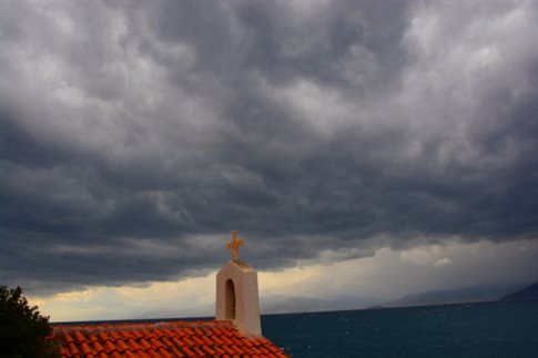Υποχωρούν οι βροχές και οι καταιγίδες από την Κυριακή