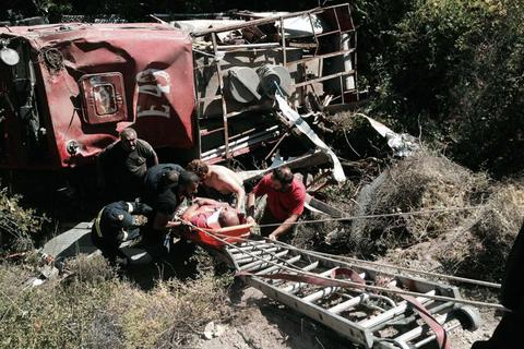 Μυτιλήνη: Ιρανοί μετανάστες απεγκλώβισαν πυροσβέστες που έπεσαν σε χαράδρα