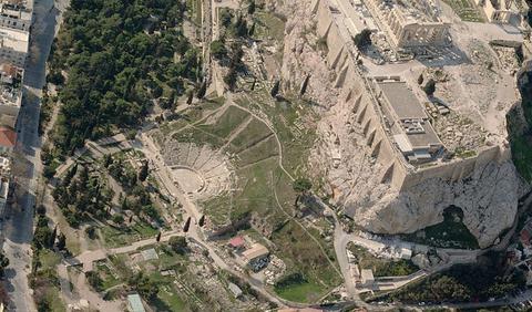 Αλμα θανάτου στην Ακρόπολη μπροστά σε δεκάδες τουρίστες