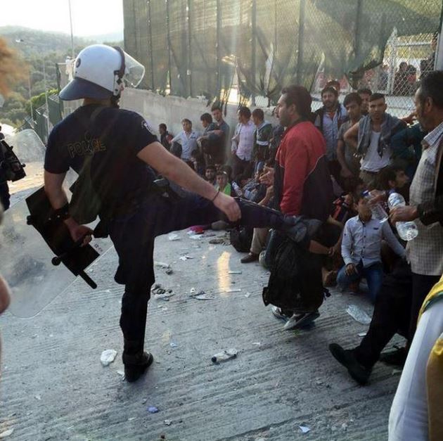 Αστυνομικός κλωτσάει πρόσφυγα