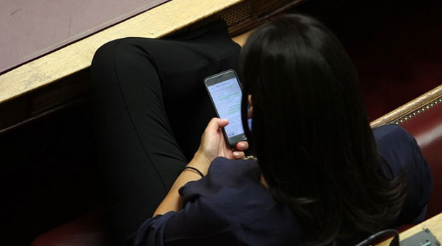 Τα sms της Όλγας από τα έδρανα της Βουλής