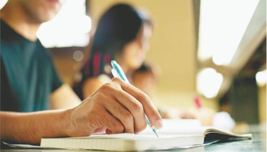 Ένας στους δύο μαθητές στερείται τα βασικά λόγω κρίσης