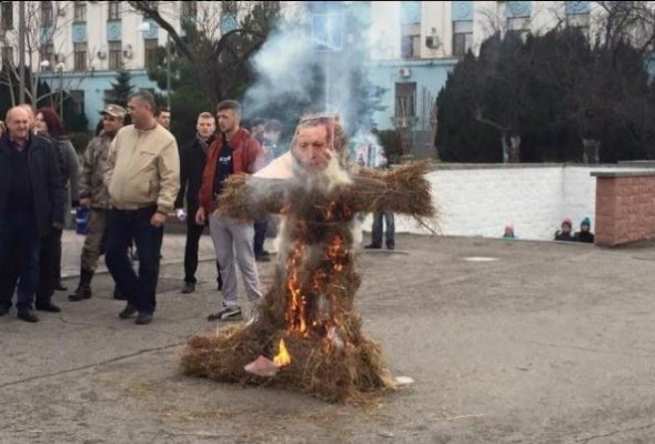 Έκαψαν ομοίωμα του Ερντογάν στην Κριμαία