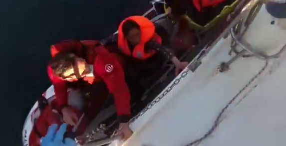Συγκλονιστικό βίντεο από τη διάσωση προσφύγων στο τραγικό ναυάγιο της Μυτιλήνης