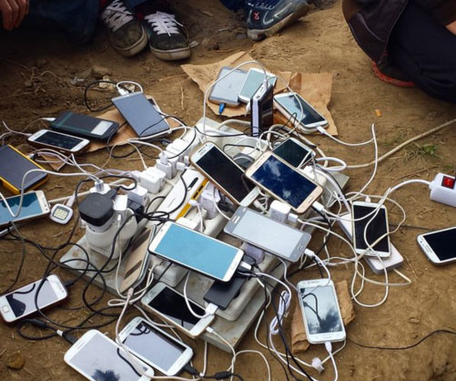 Έτσι φορτίζουν τα κινητά τους οι πρόσφυγες στην Ειδομένη