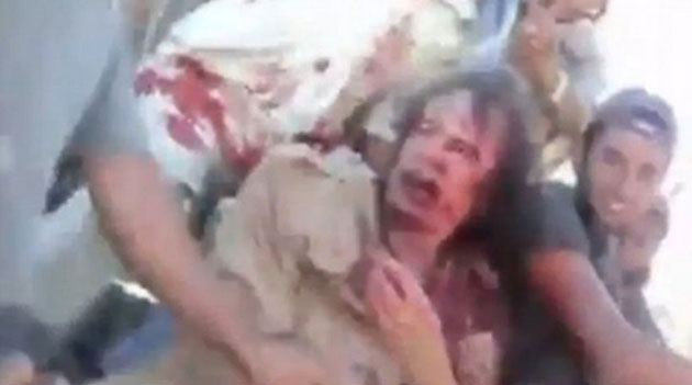 Συγκλονιστικό βίντεο: Δείτε τις τελευταίες στιγμές του Καντάφι πριν τον εκτελέσουν