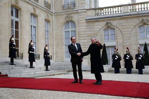 Με όλες τις τιμές η Γαλλία υποδέχθηκε τον Ραούλ Κάστρο